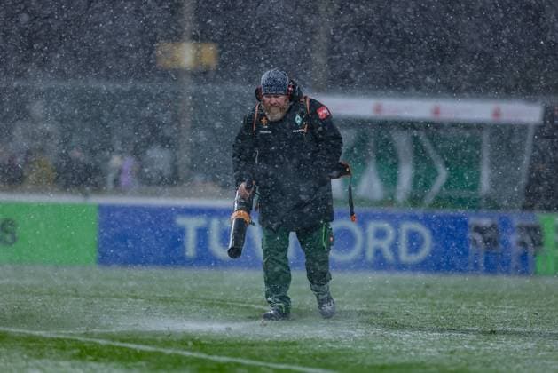 Mit einem Laubbläser wird der Platz, das Spielfeld vom Schnee befreit, DIE DFB-RICHTLINIEN UNTERSAGEN JEGLICHE NUTZUNG VON FOTOS ALS SEQUENZBILDER UND ODER VIDEOÄHNLICHE FOTOSTRECKEN. DFB REGULATIONS PROHIBIT ANY USE OF PHOTOGRAPHS AS IMAGE SEQUENCES AND OR QUASI-VIDEO., 23.11.2025, Bremen (Deutschland), Fussball, Google Pixel Frauen-Bundesliga, SV Werder Bremen - 1. FC Köln
