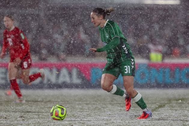 Verena Wieder (SV Werder Bremen, 31) am Ball, Einzelbild, Ganzkörper, Aktion, Action, Spielszene, DIE DFB-RICHTLINIEN UNTERSAGEN JEGLICHE NUTZUNG VON FOTOS ALS SEQUENZBILDER UND ODER VIDEOÄHNLICHE FOTOSTRECKEN. DFB REGULATIONS PROHIBIT ANY USE OF PHOTOGRAPHS AS IMAGE SEQUENCES AND OR QUASI-VIDEO., 23.11.2025, Bremen (Deutschland), Fussball, Google Pixel Frauen-Bundesliga, SV Werder Bremen - 1. FC Köln