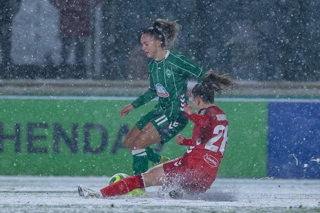 v.li.: Maja Sternad (SV Werder Bremen, 11) und Martyna Wiankowska (1. FC Köln, 26) im Zweikampf, Duell, Dynamik, Aktion, Action, Spielszene, DIE DFB-RICHTLINIEN UNTERSAGEN JEGLICHE NUTZUNG VON FOTOS ALS SEQUENZBILDER UND ODER VIDEOÄHNLICHE FOTOSTRECKEN. DFB REGULATIONS PROHIBIT ANY USE OF PHOTOGRAPHS AS IMAGE SEQUENCES AND OR QUASI-VIDEO., 23.11.2025, Bremen (Deutschland), Fussball, Google Pixel Frauen-Bundesliga, SV Werder Bremen - 1. FC Köln