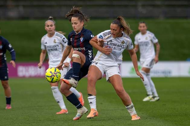 November 23, 2025, Madrid, Madrid, Spain: IRIS ASHLEY of Real Madrid Femenino CF disputes the ball during the Spanish Women League, Liga F, football match played between REAL MADRID Womens and SD EIBAR at Alfredo Di Stefano stadium on November 23, 2025, in Valdebebas, Madrid, Spain. Madrid Spain - ZUMAc312 20251123_zsp_c312_101 Copyright: xOscarxManuelxSanchezx
