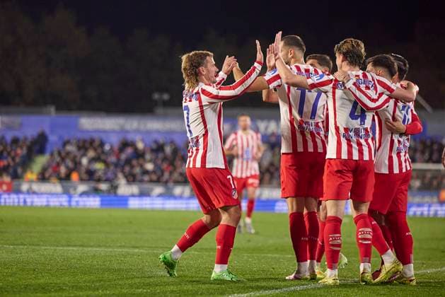 Giacomo Raspadori (Atletico de Madrid) celebrates after scoring his team˜s first goal with team mates during the LaLiga EA Sports match between Getafe CF v AtlÃ tico Madrid at Coliseum on November 23, 2025 in Getafe, Spain. (Photo by Manu Reino DeFodi Images)