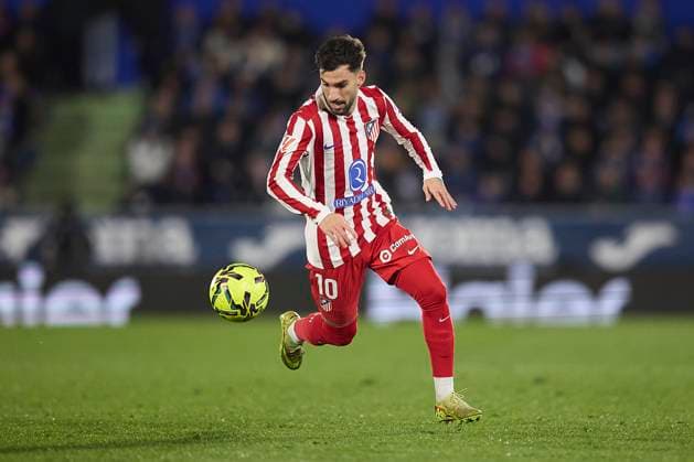 Alex Baena (Atletico de Madrid) controls the ball during the LaLiga EA Sports match between Getafe CF v AtlÃ tico Madrid at Coliseum on November 23, 2025 in Getafe, Spain. (Photo by Manu Reino DeFodi Images)