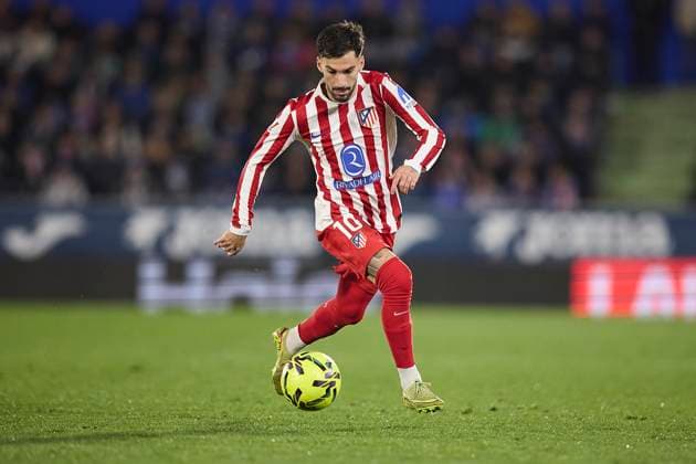 Alex Baena (Atletico de Madrid) controls the ball during the LaLiga EA Sports match between Getafe CF v AtlÃ tico Madrid at Coliseum on November 23, 2025 in Getafe, Spain. (Photo by Manu Reino DeFodi Images)