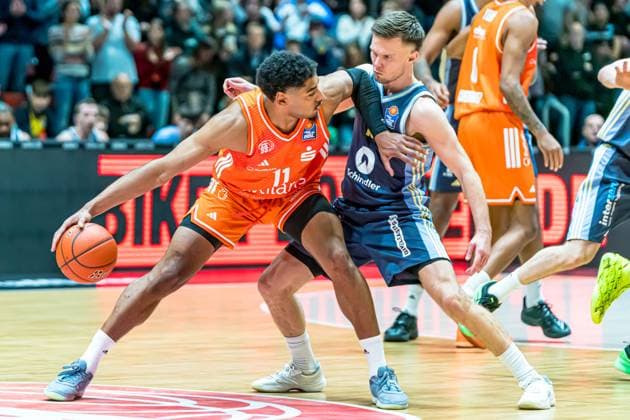 Chemnitz, Deutschland 23. November 2025: 1.BBL - 2025 2026 - Niners Chemnitz vs. Alba Berlin Im Bild: v. li. im Zweikampf Kostja Mushidi (99) und Martin Hermannsson (Berlin) *** Chemnitz, Germany 23 November 2025 1 BBL 2025 2026 Niners Chemnitz vs Alba Berlin In the picture from left in the duel Kostja Mushidi 99 and Martin Hermannsson Berlin Copyright: xFotostandx xNachtigallx