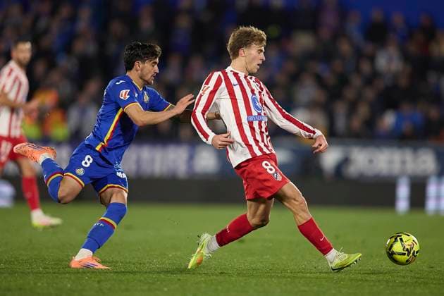 Pablo Barrios (Atletico de Madrid) and Mauro Arambarri (Getafe CF) battle for the ball during the LaLiga EA Sports match between Getafe CF v AtlÃ tico Madrid at Coliseum on November 23, 2025 in Getafe, Spain. (Photo by Manu Reino DeFodi Images)