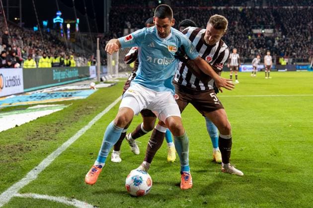 Rani Khedira (1. FC Union Berlin, 08) im Zweikampf, Kampf um den Ball mit Hauke Wahl (FC St. Pauli, 05), GER, FC St. Pauli vs. 1. FC Union Berlin, Fussball, Bundesliga, Spieltag 11, Saison 2025 2026, 23.11.2025 DFL REGULATIONS PROHIBIT ANY USE OF PHOTOGRAPHS AS IMAGE SEQUENCES AND OR QUASI-VIDEO GER, FC St. Pauli vs. 1. FC Union Berlin, Fussball, Bundesliga, Spieltag 11, Saison 2025 2026, 23.11.2025 Hamburg Copyright: xEibner-Pressefoto MaxxVincenx EP_MVN