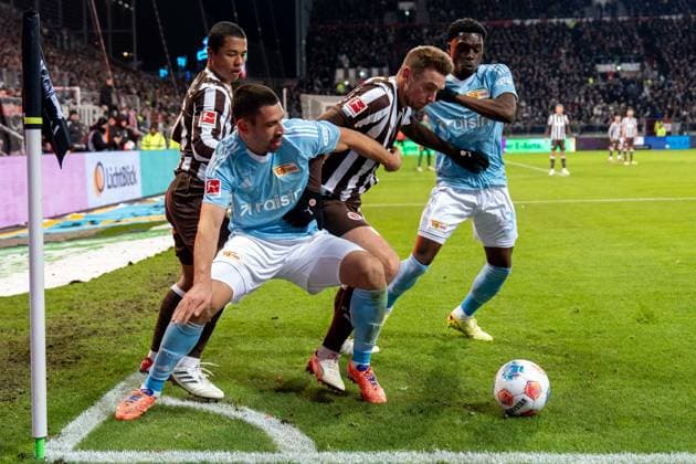 Rani Khedira (1. FC Union Berlin, 08) im Zweikampf, Kampf um den Ball mit Hauke Wahl (FC St. Pauli, 05), GER, FC St. Pauli vs. 1. FC Union Berlin, Fussball, Bundesliga, Spieltag 11, Saison 2025 2026, 23.11.2025 DFL REGULATIONS PROHIBIT ANY USE OF PHOTOGRAPHS AS IMAGE SEQUENCES AND OR QUASI-VIDEO GER, FC St. Pauli vs. 1. FC Union Berlin, Fussball, Bundesliga, Spieltag 11, Saison 2025 2026, 23.11.2025 Hamburg Copyright: xEibner-Pressefoto MaxxVincenx EP_MVN
