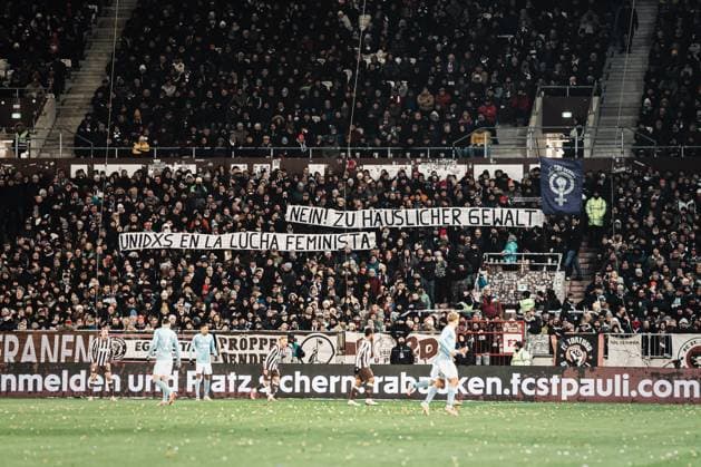 Fußball Männer Saison 2025 2026 Fußball-Bundesliga 11. Spieltag FC St. Pauli vs. 1. FC Union Berlin 23.11.2025 Transparent der St. Pauli Fans Nein! Zu Häuslicher Gewalt Unidxs En La Lucha Feminista Hamburg Millerntor-Stadion Hamburg Deutschland *** Soccer Men Season 2025 2026 Soccer Bundesliga 11 Matchday FC St Pauli vs 1 FC Union Berlin 23 11 2025 St Pauli fans banner Nein Zu Häuslicher Gewalt Unidxs En La Lucha Feminista Hamburg Millerntor Stadion Hamburg Germany