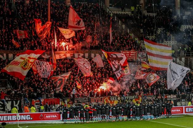 Die Mannschaft von Union feiert vor dem Fanblock Pyrotechnik Pyro Feuer Fahnen Flaggen Deutschland , Hamburg , Millerntorstadion , Fussball , 1. Bundesliga , FC St Pauli - 1 FC Union Berlin