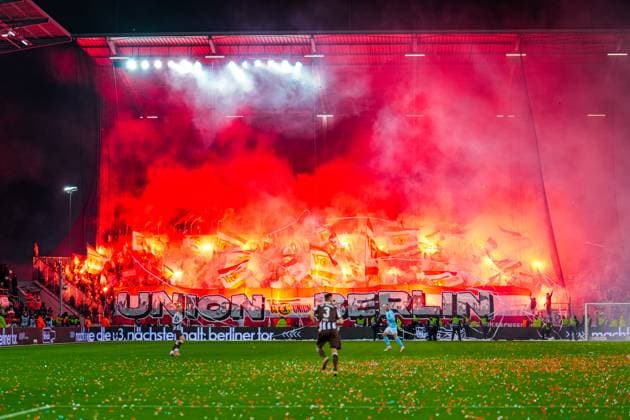 Deutschland: Fußball Bundesliga 2025 26, 12. Spieltag FC St. Pauli vs. Union Berlin Millerntor-Stadion (Hamburg): Pyrotechnik, Union Block Copyright: xStefanxTrochax