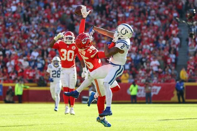 November 23, 2025: Kansas City Chiefs cornerback Jaylen Watson (35) breaks up a pass intended for Indianapolis Colts wide receiver Josh Downs (2) during the first half of an NFL, American Football Herren, USA football game at GEHA Field at Arrowhead Stadium in Kansas City, MO. CSM Kansas City United States of America - ZUMAc04_ 20251123_zma_c04_059 Copyright: xDavidxSmithx