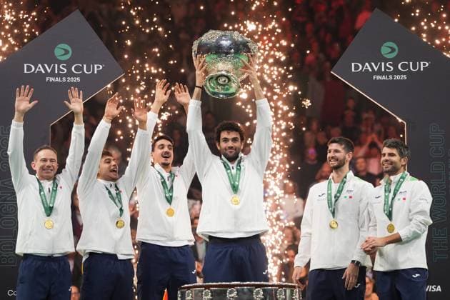 Matteo Berrettini and the players of Italy celebrate with captain Filippo Volandri after winning the Davis Cup Finals 2025 at Bologna Fiere, Bologna, Italy - November 23, 2025. - Tennis.  Copyright: xMassimoxPaolone LaPressex