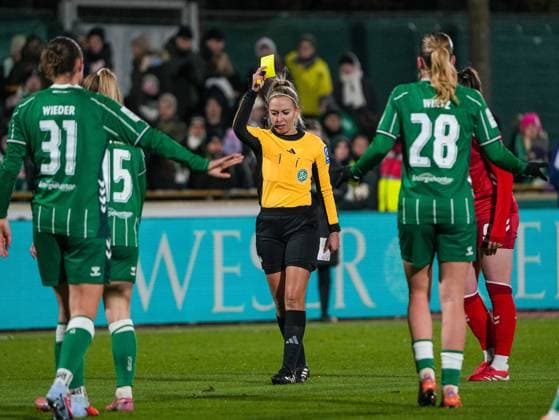 Julia Boike (Schiedsrichterin) zeigt Juliane Wirtz (SV Werder Bremen, 28) die gelbe Karte SV Werder Bremen vs. 1. FC Koeln, Fußball, Frauen Bundesliga, Google Pixel Frauen Bundesliga, 11. Spieltag, Saison 2025 2026, 23.11.2025 DFB REGULATIONS PROHIBIT ANY USE OF PHOTOGRAPHS AS IMAGE SEQUENCES AND OR QUASI-VIDEO, SV Werder Bremen vs. 1. FC Koeln, Fußball, Frauen Bundesliga, Google Pixel Frauen Bundesliga, 11. Spieltag, Saison 2025 2026, 23.11.2025 Bremen Copyright: xEibner-Pressefoto DamianxKruczynx EP_DKI