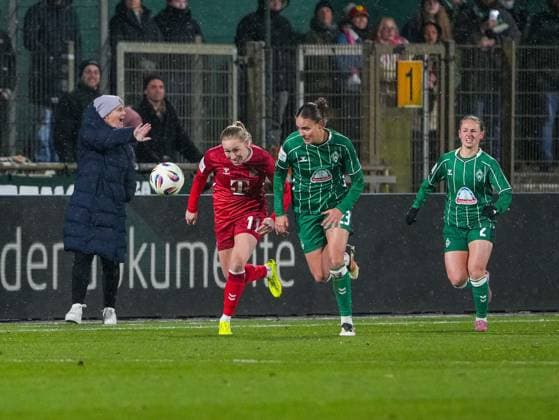 Pauline Bremer (1. FC Koeln, 11) im Zweikampf gegen Hanna Nemeth (SV Werder Bremen, 23). Im Hintergrund laeuft Chiara D Angelo (SV Werder Bremen, 02) SV Werder Bremen vs. 1. FC Koeln, Fußball, Frauen Bundesliga, Google Pixel Frauen Bundesliga, 11. Spieltag, Saison 2025 2026, 23.11.2025 DFB REGULATIONS PROHIBIT ANY USE OF PHOTOGRAPHS AS IMAGE SEQUENCES AND OR QUASI-VIDEO, SV Werder Bremen vs. 1. FC Koeln, Fußball, Frauen Bundesliga, Google Pixel Frauen Bundesliga, 11. Spieltag, Saison 2025 2026, 23.11.2025 Bremen Copyright: xEibner-Pressefoto DamianxKruczynx EP_DKI