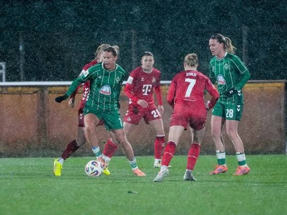 Larissa Muehlhaus (SV Werder Bremen, 07) im Dribbling SV Werder Bremen vs. 1. FC Koeln, Fußball, Frauen Bundesliga, Google Pixel Frauen Bundesliga, 11. Spieltag, Saison 2025 2026, 23.11.2025 DFB REGULATIONS PROHIBIT ANY USE OF PHOTOGRAPHS AS IMAGE SEQUENCES AND OR QUASI-VIDEO, SV Werder Bremen vs. 1. FC Koeln, Fußball, Frauen Bundesliga, Google Pixel Frauen Bundesliga, 11. Spieltag, Saison 2025 2026, 23.11.2025 Bremen Copyright: xEibner-Pressefoto DamianxKruczynx EP_DKI