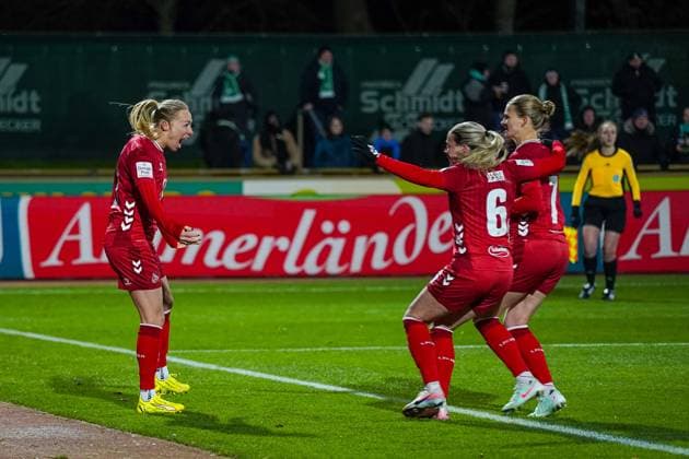 Pauline Bremer (1. FC Koeln, 11) jubelt mit Sandra Maria Jessen (1. FC Koeln, 06) und Anna-Lena Stolze (1. FC Koeln, 07) SV Werder Bremen vs. 1. FC Koeln, Fußball, Frauen Bundesliga, Google Pixel Frauen Bundesliga, 11. Spieltag, Saison 2025 2026, 23.11.2025 DFB REGULATIONS PROHIBIT ANY USE OF PHOTOGRAPHS AS IMAGE SEQUENCES AND OR QUASI-VIDEO, SV Werder Bremen vs. 1. FC Koeln, Fußball, Frauen Bundesliga, Google Pixel Frauen Bundesliga, 11. Spieltag, Saison 2025 2026, 23.11.2025 Bremen Copyright: xEibner-Pressefoto DamianxKruczynx EP_DKI