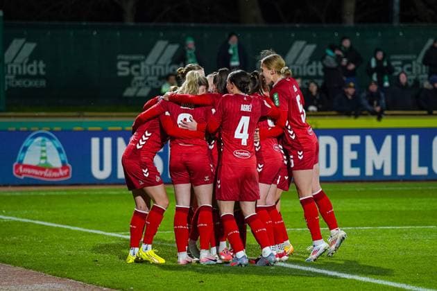 Pauline Bremer (1. FC Koeln, 11) jubelt mit dem Team SV Werder Bremen vs. 1. FC Koeln, Fußball, Frauen Bundesliga, Google Pixel Frauen Bundesliga, 11. Spieltag, Saison 2025 2026, 23.11.2025 DFB REGULATIONS PROHIBIT ANY USE OF PHOTOGRAPHS AS IMAGE SEQUENCES AND OR QUASI-VIDEO, SV Werder Bremen vs. 1. FC Koeln, Fußball, Frauen Bundesliga, Google Pixel Frauen Bundesliga, 11. Spieltag, Saison 2025 2026, 23.11.2025 Bremen Copyright: xEibner-Pressefoto DamianxKruczynx EP_DKI