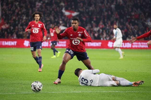 FOOTBALL : LOSC Lille vs Paris FC - Ligue 1 J13 - 23 11 2025 Hamza IGAMANE (LOSC Lille) et Mathieu CAFARO (Paris FC) lors du match LOSC Lille vs Paris FC, Ligue 1 J13, Decathlon Arena stade Pierre Mauroy, le 23 novembre 2025 - photo Laurent Sanson PsnewZ  Copyright: xLaurentxSANSONx xPsnewZx
