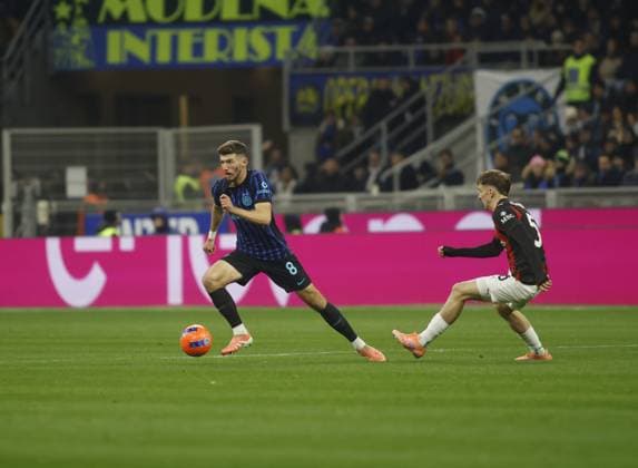 Petar Su?ic of FC Inter and Alexis Saelemaekers of AC Milan during the Italian Serie A, 2025 26 season, football match between Inter FC and AC Milan on 23 November 2025, at â?? Giuseppe Meazza stadium, San Siro, Milan, Italy. Photo Nderim KACELI  Copyright: xNderimxKaceli IPAxSportx xipa-agency.netx xx IPA_68308844 IPA_Agency_IPA68308844