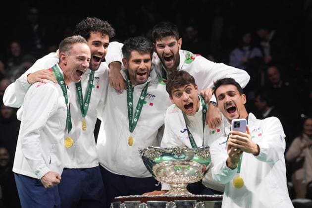 The players of Italy celebrate after winning the Davis Cup Finals 2025 at Bologna Fiere, Bologna, Italy - November 23, 2025. - Tennis.  Copyright: xMassimoxPaolone LaPressex