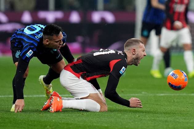 Inter Milan™s Lautaro Martinez fights for the ball AC Milan s Strahinja Pavlovic during the Serie A soccer match between Inter and Milan at the San Siro Stadium in Milan , north Italy - Sunday , November 23 , 2025. - Soccer .  Copyright: xSpada LaPressex