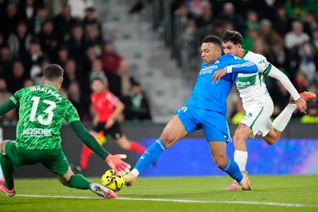 Elche CF v Real Madrid CF - LaLiga EA Sports Kylian Mbappe centre-forward of Real Madrid and France and Inaki Pena goalkeeper of Elche and Spain compete for the ball during the La Liga EA Sports match between Elche CF and Real Madrid CF at Estadio Manuel Martinez Valero on November 23, 2025 in Elche, Spain. Elche Alicante Spain  Copyright: xJosexBretonx originalFilename:bretonhernandez-elchecfv251123_npI05.jpg