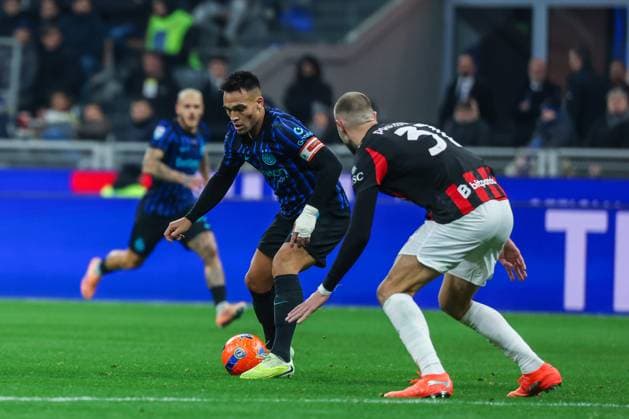 Lautaro Martinez of FC Internazionale competes for the ball with Strahinja Pavlovic of AC Milan during Serie A 2025 26 football match between FC Internazionale and AC Milan at San Siro Stadium in Milan Milan Italy Copyright: xBEAUTIFULxSPORTS Carabellix