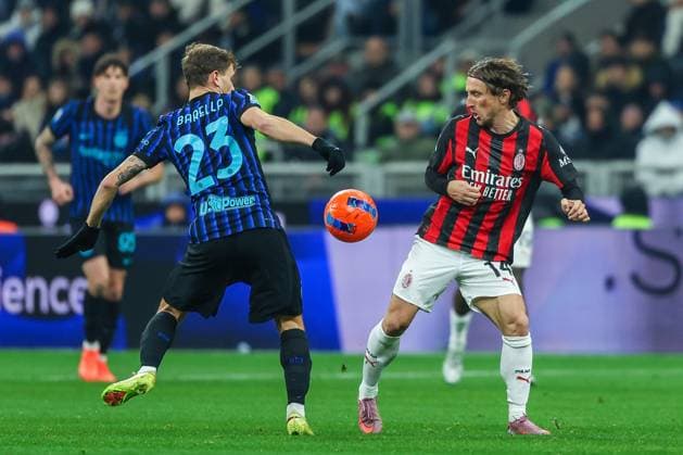 Luka Modric of AC Milan competes for the ball with Nicolo Barella of FC Internazionale during Serie A 2025 26 football match between FC Internazionale and AC Milan at San Siro Stadium in Milan Milan Italy Copyright: xBEAUTIFULxSPORTS Carabellix
