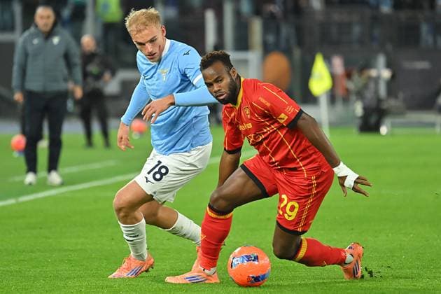 Soccer, serie A Enilive match, SS Lazio v Lecce Gustav Isaksen of SS Lazio,Lassana Coulibaly of Lecce during the serie A Enilive match between SS Lazio v Lecce at olimpico stadium in Rome November 23rd, 2025 Imago-Images Emmefoto Copyright: xImago-Images Emmefotox