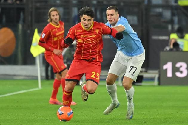Soccer, serie A Enilive match, SS Lazio v Lecce Riccardo Sottil of Lecce,Adam Marusic of SS Lazio during the serie A Enilive match between SS Lazio v Lecce at olimpico stadium in Rome November 23rd, 2025 Imago-Images Emmefoto Copyright: xImago-Images Emmefotox