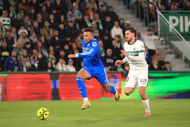 Spain - LaLiga EA - Elche CF vs Real Madrid CF - 23 11 2025 SPAIN, ELCHE, NOVEMBER 23. Kylian Mbappe of Real Madrid evades the challenge from Victor Chust of Elche during the LaLiga EA Sports football match between Elche CF and Real Madrid CF on November 23, 2025 at Estadio Manuel Martinez Valero in Elche, Spain. Photo by Manuel Blondeau AOP.Press Elche Estadio Manuel Martinez Valero Valencian Community Spain Copyright: x ManuelxBlondeau AOP.Pressx AOP20251123-001