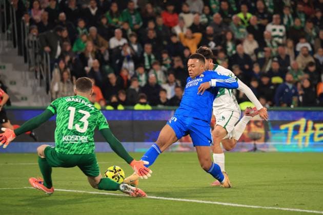 Spain - LaLiga EA - Elche CF vs Real Madrid CF - 23 11 2025 SPAIN, ELCHE, NOVEMBER 23. Kylian Mbappe of Real Madrid misses a chance to score a goal under pressure from Inaki Pena of Elche the LaLiga EA Sports football match between Elche CF and Real Madrid CF on November 23, 2025 at Estadio Manuel Martinez Valero in Elche, Spain. Photo by Manuel Blondeau AOP.Press Elche Estadio Manuel Martinez Valero Valencian Community Spain Copyright: x ManuelxBlondeau AOP.Pressx AOP20251123-002