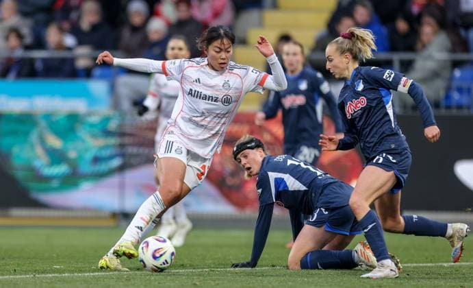 DEU, Hoffenheim, TSG Hoffenheim vs FC Bayern München, Google Pixel Bundesliga, DFB, Saison 2526, Dietmar-Hopp-Stadion, 11. Spieltag, im Bild v.l.n.r: Momoko Tanikawa (Bayern München 18), Vanessa Diehm (Hoffenheim 6) DFB DFL REGULATIONS PROHIBIT ANY USE OF PHOTOGRAPHS AS IMAGE SEQUENCES AND OR QUASI-VIDEO, 23.11.2025, Copyright: HMBxMedia HendrikxHamelau