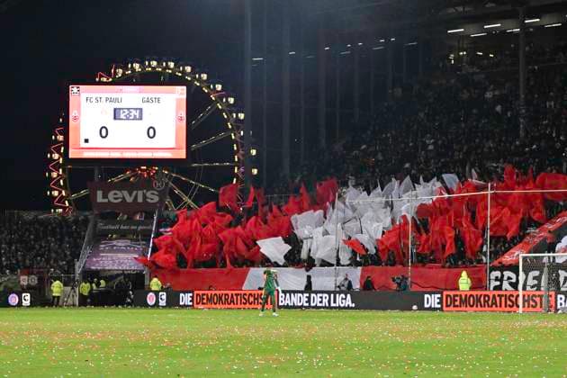 GER; 1 FBL, FC St. Pauli vs 1. FC Union Berlin 23.11.2025, Millerntorstadion, Hamburg, GER; 1. FBL, FC St. Pauli vs 1. FC Union Berlin im Bild Feature die Choreografie der Pauli Fans