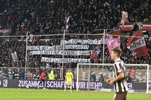 GER; 1 FBL, FC St. Pauli vs 1. FC Union Berlin 23.11.2025, Millerntorstadion, Hamburg, GER; 1. FBL, FC St. Pauli vs 1. FC Union Berlin im Bild Feature die Pauli Fans zeigen Plakate