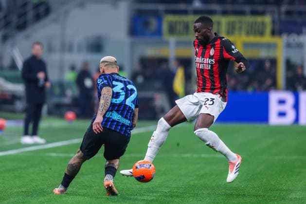 FC Internazionale vs AC Milan - Serie A 2025 26 - 23 11 2025 Fikayo Tomori of AC Milan competes for the ball with Federico Dimarco of FC Internazionale during Serie A 2025 26 football match between FC Internazionale and AC Milan at San Siro Stadium in Milan Copyright: xBEAUTIFULxSPORTS Carabellix