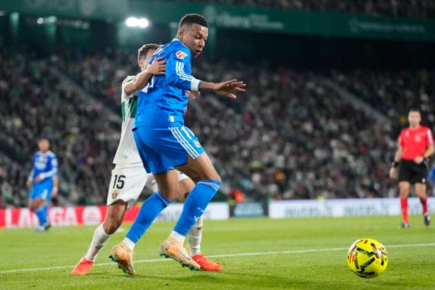 Elche CF v Real Madrid CF - LaLiga EA Sports Kylian Mbappe centre-forward of Real Madrid and France and Alvaro Nunez right-back of Elche and Spain compete for the ball during the La Liga EA Sports match between Elche CF and Real Madrid CF at Estadio Manuel Martinez Valero on November 23, 2025 in Elche, Spain. Elche Alicante Spain  Copyright: xJosexBretonx originalFilename:bretonhernandez-elchecfv251123_np4kU.jpg