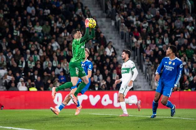 November 23, 2025, Elche, Alicante, SPAIN: Inaki Pena of Elche CF in action during the Spanish league, La Liga EA Sports, football match played between Elche CF and Real Madrid C.F. at Manuel Martinez Valero Stadium on November 23, 2025 in Elche, Spain. Elche SPAIN - ZUMAa181 20251123_zaa_a181_311 Copyright: xFranciscoxMaciax