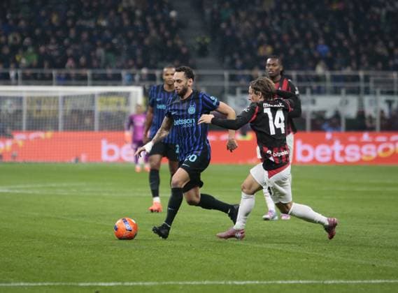 Hakan Calhanoglu of FC Inter and Luka Modric of AC Milan during the Italian Serie A, 2025 26 season, football match between Inter FC and AC Milan on 23 November 2025, at â?? Giuseppe Meazza stadium, San Siro, Milan, Italy. Photo Nderim KACELI  Copyright: xNderimxKaceli IPAxSportx xipa-agency.netx xx IPA_68311161 IPA_Agency_IPA68311161