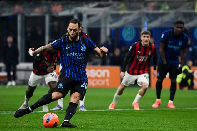 FC Internazionale v AC Milan - Serie A Hakan Calhanoglu of FC Internazionale misses. apenalty kick during the Serie A football match between FC Internazionale and AC Milan. Milan Italy Copyright: xNicolòxCampox