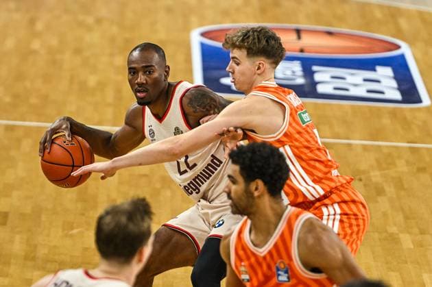 GER, BBL, ratiopharm Ulm vs FC Bayern München 23.11.2025, ratiopharm arena, Neu-Ulm, GER, BBL, ratiopharm Ulm vs FC Bayern München, im Bild Isiaha Mike (Muenchen, 22), Tobias Brahe Jensen (Ulm, 7)