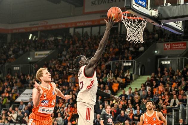 GER, BBL, ratiopharm Ulm vs FC Bayern München 23.11.2025, ratiopharm arena, Neu-Ulm, GER, BBL, ratiopharm Ulm vs FC Bayern München, im Bild Christian Sengfelder (Ulm, 43), Wenyen Gabriel (Muenchen, 32) punktet
