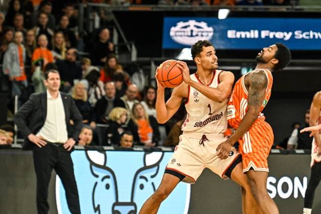 GER, BBL, ratiopharm Ulm vs FC Bayern München 23.11.2025, ratiopharm arena, Neu-Ulm, GER, BBL, ratiopharm Ulm vs FC Bayern München, im Bild Oscar da Silva (Muenchen, 1), Malik Osborne (Ulm, 10)