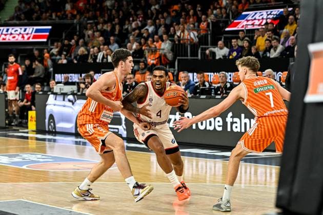 GER, BBL, ratiopharm Ulm vs FC Bayern München 23.11.2025, ratiopharm arena, Neu-Ulm, GER, BBL, ratiopharm Ulm vs FC Bayern München, im Bild Diego Garavaglia (Ulm, 23), Xavier Rathan-Mayes (Muenchen, 4), Tobias Brahe Jensen (Ulm, 7)