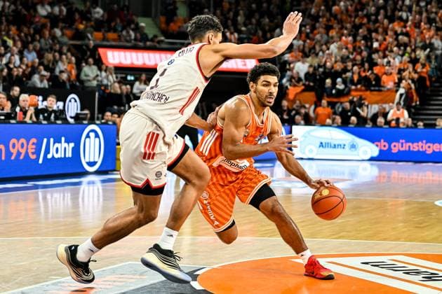 GER, BBL, ratiopharm Ulm vs FC Bayern München 23.11.2025, ratiopharm arena, Neu-Ulm, GER, BBL, ratiopharm Ulm vs FC Bayern München, im Bild Oscar da Silva (Muenchen, 1), Mark Smith (Ulm, 13)