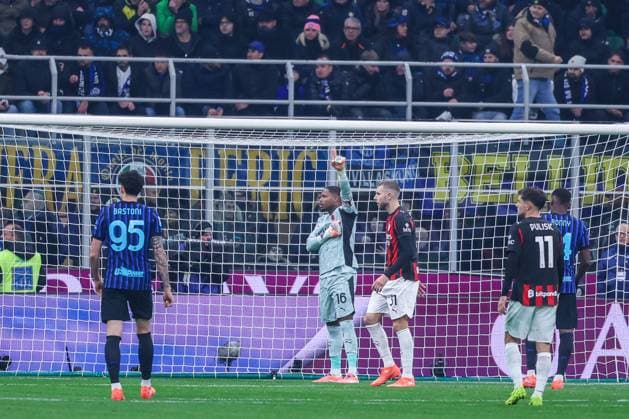 Mike Maignan of AC Milan celebrates during Serie A 2025 26 football match between FC Internazionale and AC Milan at San Siro Stadium in Milan  Copyright: xFabrizioxCarabelli IPAxSportx xipa-agency.netx xx IPA_68311900 IPA_Agency_IPA68311900