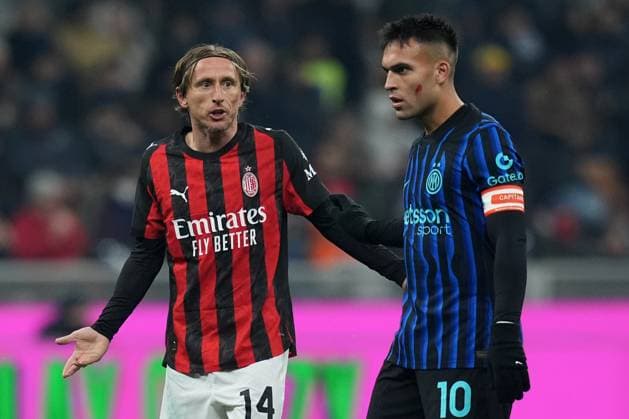 Inter Milan™s Lautaro Martinez , AC Milan s Luka Modric during the Serie A soccer match between Inter and Milan at the San Siro Stadium in Milan , north Italy - Sunday , November 23 , 2025. - Soccer .  Copyright: xSpada LaPressex