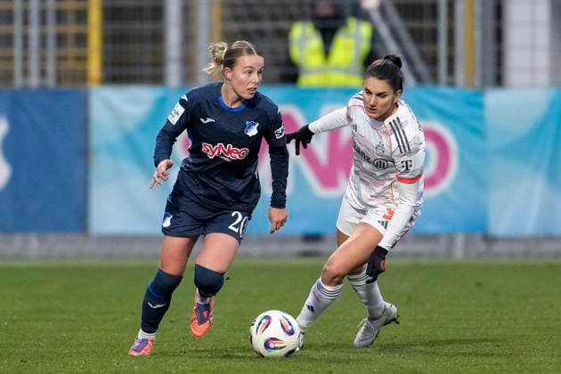 v.li.: Laura Gloning (TSG, 20), Jovana Damnjanovic (FCB, 9), Zweikampf, Spielszene, Duell, duel, tackle, tackling, Dynamik, Action, Aktion, 23.11.2025, Sinsheim (Hoffenheim) (Deutschland), Fussball, Google Pixel Frauen-Bundesliga, TSG 1899 Hoffenheim - FC Bayern München, DFB DFL REGULATIONS PROHIBIT ANY USE OF PHOTOGRAPHS AS IMAGE SEQUENCES AND OR QUASI-VIDEO.