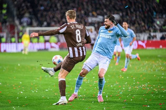 Fußball I Herren I Saison 2025-2026 I Bundesliga I 11. Spieltag I FC St. Pauli - 1. FC Union Berlin I 23.11.2025 Eric Smith (8, FC St. Pauli), Oliver Burke (7, 1. FC Union Berlin) Hamburg Millerntor-Stadion Hamburg Deutschland Copyright: xLobecax xHenningxRohlfsx