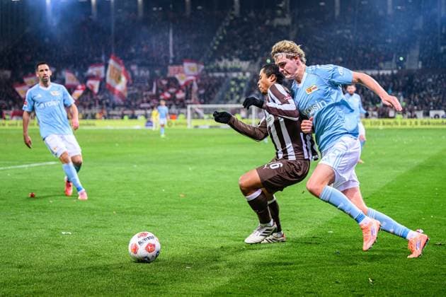 Fußball I Herren I Saison 2025-2026 I Bundesliga I 11. Spieltag I FC St. Pauli - 1. FC Union Berlin I 23.11.2025 Joel Chima Fujita (16, FC St. Pauli), Tom Rothe (15, 1. FC Union Berlin) Hamburg Millerntor-Stadion Hamburg Deutschland Copyright: xLobecax xHenningxRohlfsx